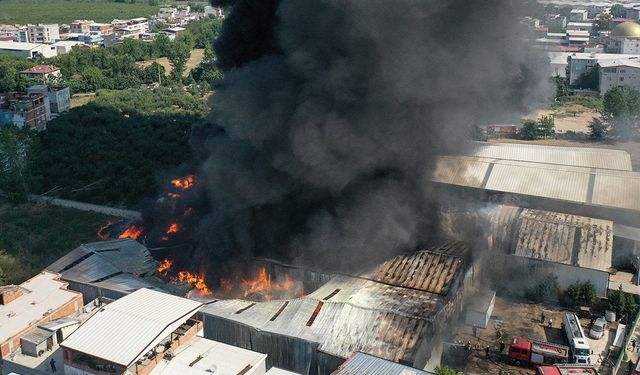 Bursa'da geri dönüşüm fabrikasında yangın: Alevler çevredeki fabrikalara sıçradı, evler boşaltıldı