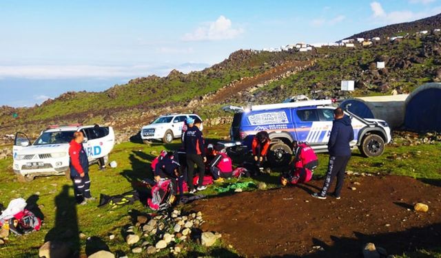 Ağrı Dağı'nda kaybolan iki dağcının cansız bedenleri bulundu