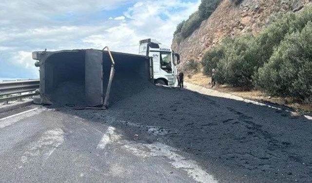 D-100'de TIR devrildi: İstanbul yönü ulaşıma kapatıldı