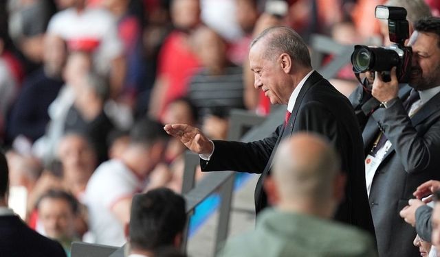 Cumhurbaşkanı Erdoğan, Türkiye-Hollanda maçını tribünden takip ediyor