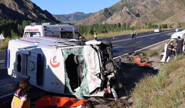 Hastane yolunda korkunç kaza! Ambulansla ticari araç kafa kafaya çarpıştı: 4 ölü