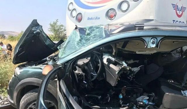 İzmir'de korkunç kaza: Yolcu treni otomobile çarptı! Hayatını kaybedenler var