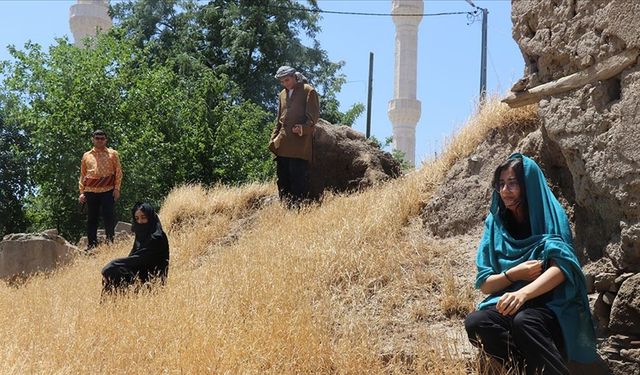 Köy köy gezerek İsrail'in zulmünü tiyatroyla anlatıyorlar