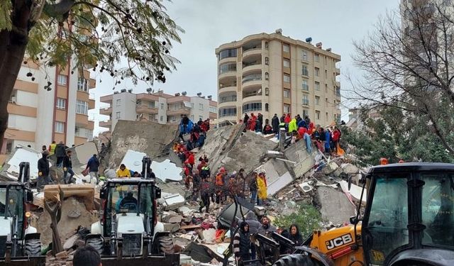 Depremde 63 kişiye mezar olan apartmanın yıkılmasıyla ilgili tutuklanan baba oğula ev hapsi ile tahliye