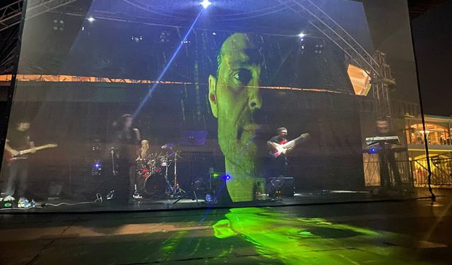 Antalya'nın Serik ilçesinde unutulmaz sanatçılar hologram teknolojisi ile sahne aldı