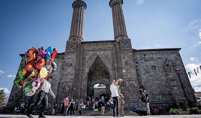 Çifte Minareli Medrese, dengeli mimarisi ile yerli ve yabancı misafirlerin ilgisini çekiyor