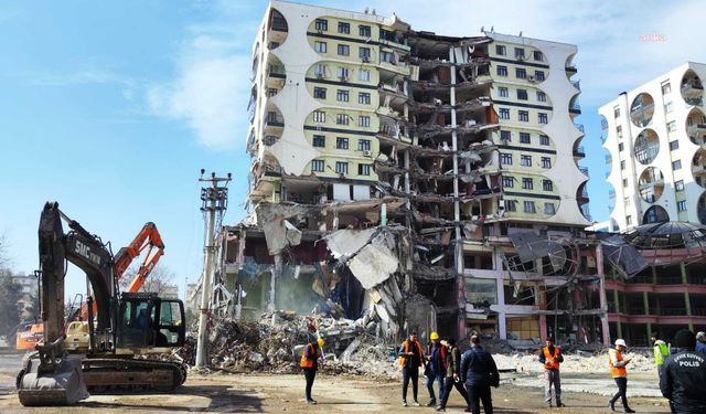 Depremde 89 kişiye mezar olan Galeria Sitesi’nin müteahhidi yaşamını yitirdi