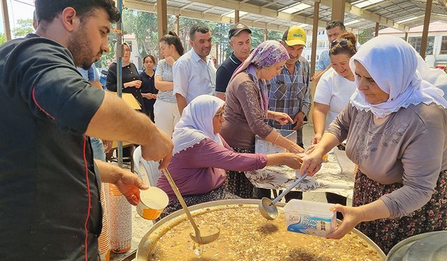 Burdur'un Karamanlı ilçesinde vatandaşların imece usulüyle yaptığı aşure, 4 bin kişiye dağıtıldı