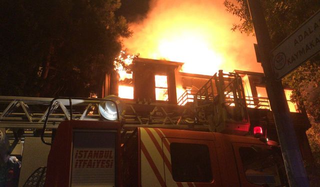 Büyükada'da metruk binada çıkan yangın söndürüldü