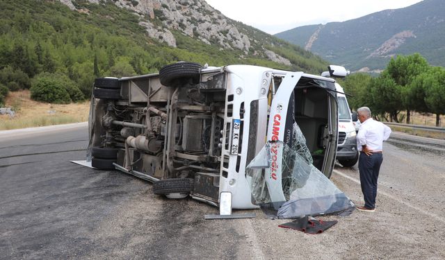 Düğün yolunda kaza: 1'i ağır, 26 yaralı