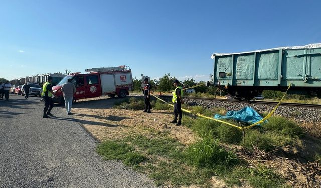 Yük treni patpata çarptı: 3 ölü, 1 yaralı