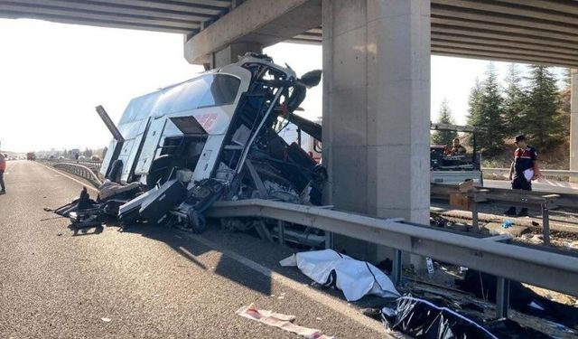 Ankara'da otobüs üst geçidin ayağına çarptı: 9 can kaybı