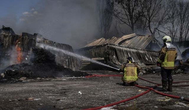 Ankara'da bir geri dönüşüm fabrikasından dumanlar yükseldi