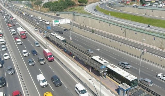 Metrobüs hattında "Beyaz Yol" çalışması: 45 gün sürecek, yol iki şeride düşecek