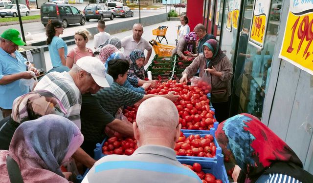 Edirne'de ucuz domates kuyruğu