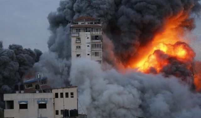 Gazze'de iki eve işgalci İsrail'in hava saldırıları sonucunda çok sayıda Filistinli şehit oldu ve yaralandı