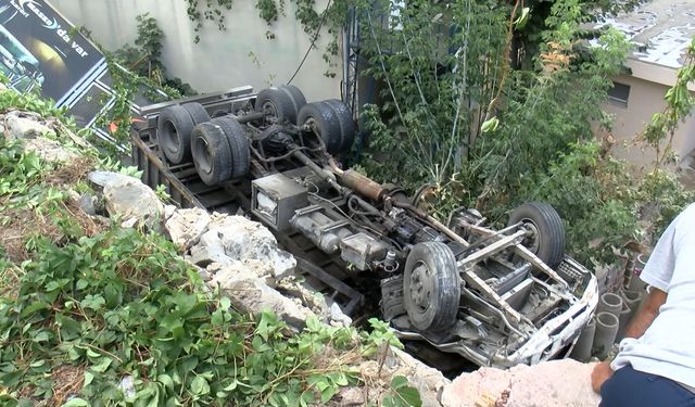 Başakşehir'de yaşam savaşı: Kamyonet 5 metre yükseklikten yere çakıldı