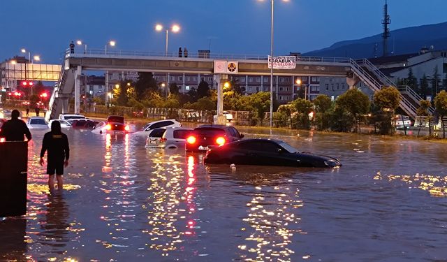 Karabük'te sağanak yağış! Cadde ve sokaklar suyla doldu, araçlar yolda kaldı