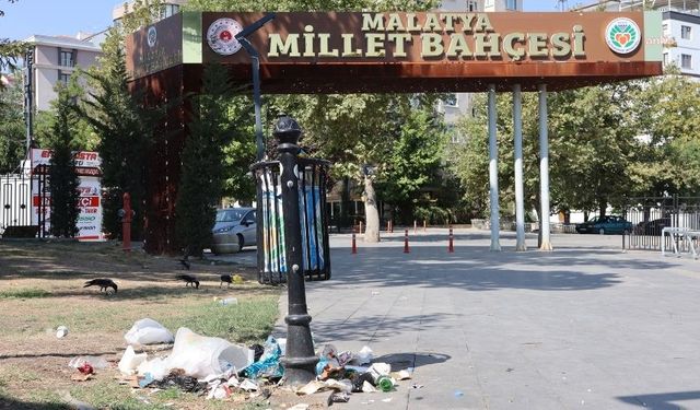 Konteynerda hizmet veren Malatyalı esnaf: Millet Bahçesi'nde çöpler alınmıyor, 6 gündür çöplüğün içinde yaşıyoruz