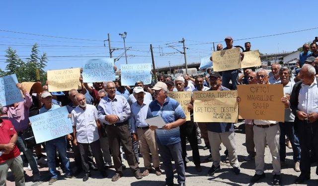 Malatya'da çiftçiler, TMO'nun kayısı taban fiyatını açıklamamasını protesto etti