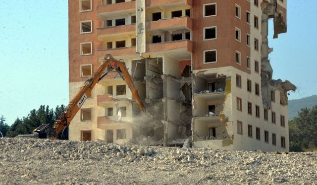 Kahramanmaraş Valisi duyurdu! Güçlendirme ruhsatı alınmayan orta hasarlı binalar yıkılacak