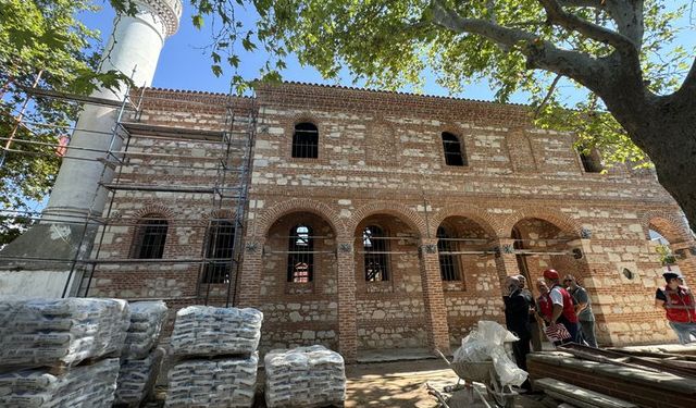 Bursa'da bir bölümü yıkılan tarihi cami restore ediliyor