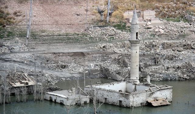 Barajın su seviyesi düştü: Eski cami ve bazı evler ortaya çıktı