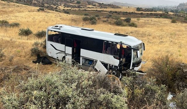 Düğüne gidenleri taşıyan midibüs devrildi: 27 yaralı