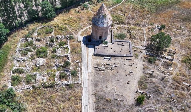 Van Gölü'nden geçen yıl ortaya çıkan mezar taşları Selçuklu Mezarlığı'na taşındı