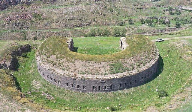 Kars'taki tabya, at nalı ve hilali andırmasıyla dikkati çekiyor