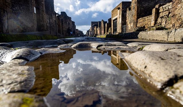 İtalya'da bir tarihi esere yazı yazan turiste 60 bin avro ceza kesildi