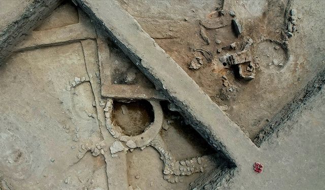 Tavşanlı Höyük'te 3 bin 750 yıllık fayans silindir mühür bulundu