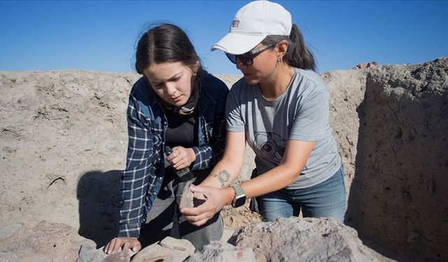 Kütahya'nın Tavşanlı ilçesindeki höyük kazısında, meraklıları kazılara gönüllü olarak katılabiliyor