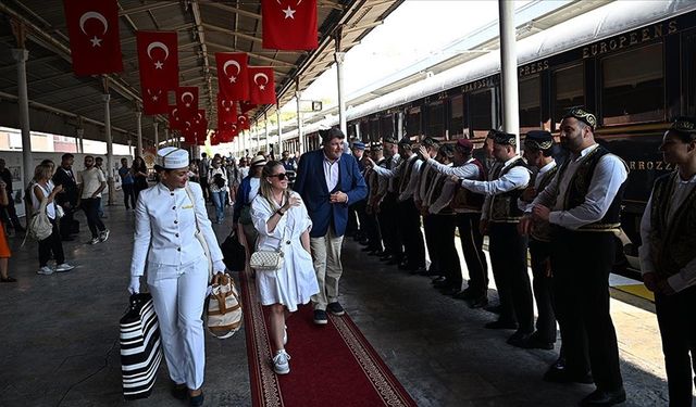 Fransa'nın başkenti Paris'ten yola çıkan Orient Express, Sirkeci Tren Garı'na ulaştı