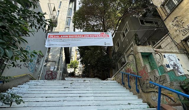 Beyoğlu Belediyesi Cihangir'deki merdivenden Filistin bayrağı renklerini kaldırdı