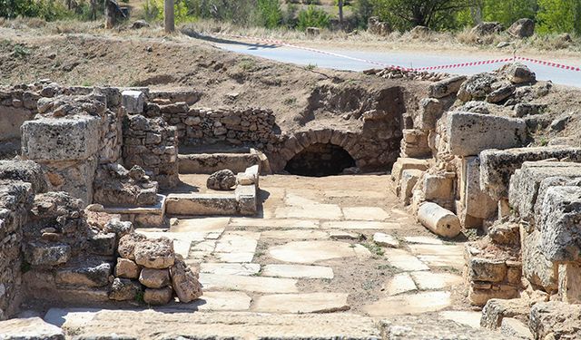 Uşak'taki Sebaste Antik Kenti'nde, Orta Bizans Dönemi'ne ait 9 mezar bulundu