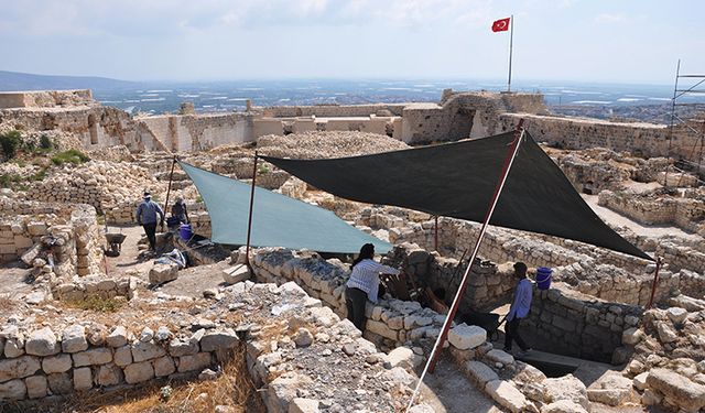 Silifke Kalesi'ndeki kazılarda gözyaşı şişesi, kandil ve seramik gibi "mezar hediyeleri" bulundu