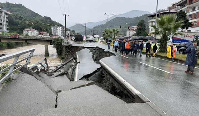 Artvin-Hopa kara yolu çökme nedeniyle ulaşıma kapandı