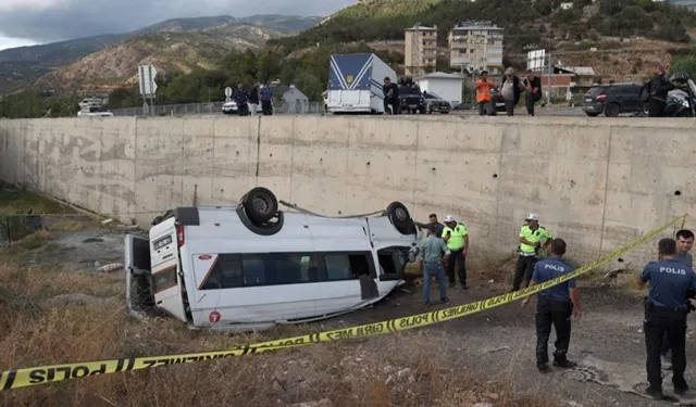 Sivas'ta minibüs 10 metreden uçtu! Çok sayıda yaralı var