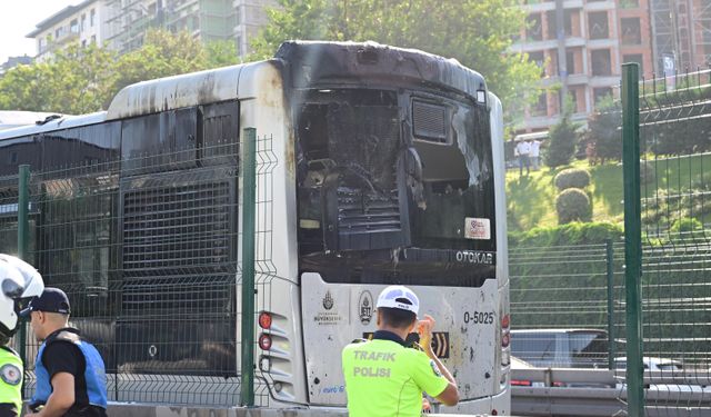 Metrobüs'te çıkan yangın söndürüldü