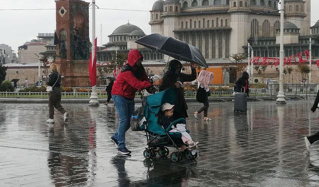 İstanbul'da sağanak yağış: Rögarlar taştı, yollar göle döndü