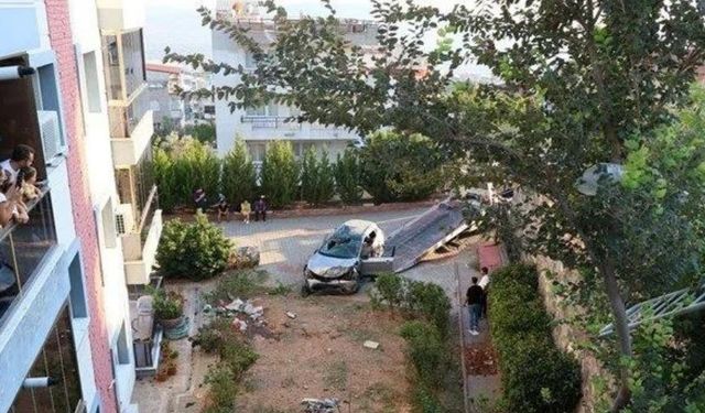 İzmir'de otomobil apartmanın bahçesine düştü: 2 yaralı