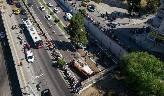 İzmir’de otomobil 6 metreden alt geçide düştü: Ölü ve ağır yaralılar var!