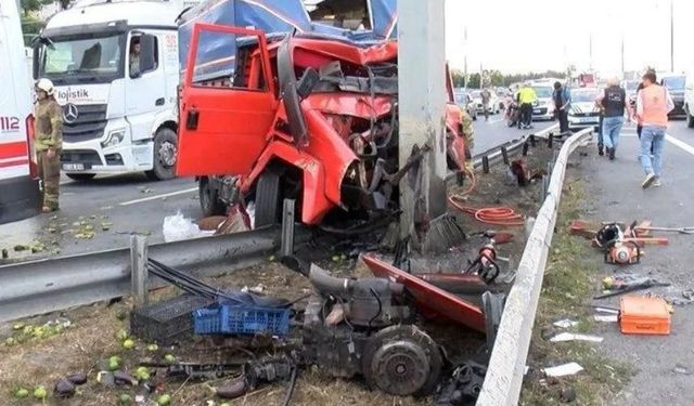 TEM'de trafiği kilitleyen kaza: Kamyonetin motoru fırladı