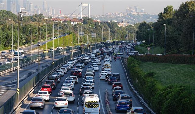 İstanbul'da haftanın son mesai gününde trafik yoğunluğu yaşanıyor