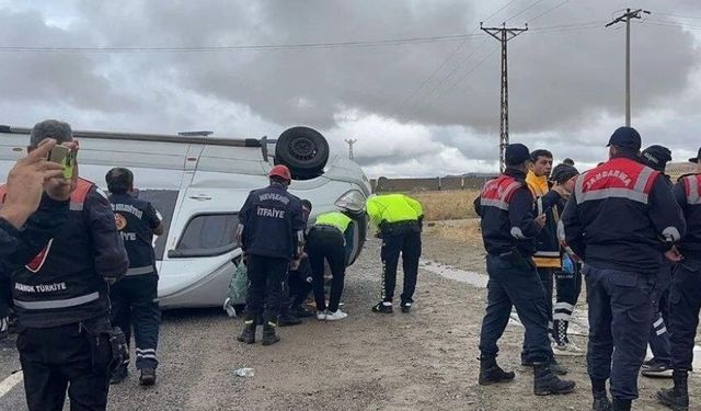 Turistleri taşıyan minibüs takla attı: Yaralılar var!