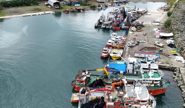 Karadeniz'de fırtına; balıkçı tekneleri limana sığındı