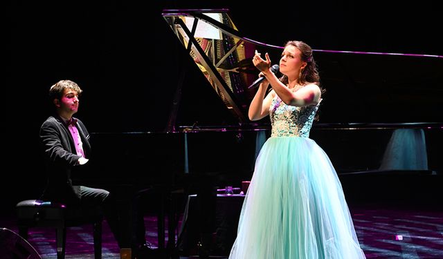 Rus sanatçı Ekaterina Shelehova, "6. Uluslararası Halk Müzikleri Festivali"nde konser verdi