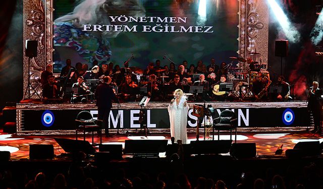 Emel Sayın, başrolünde yer aldığı filmlerin müziklerinden oluşan özel bir repertuvarı hayranları için yorumladı