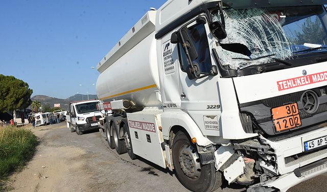 Aydın'da tanker ile minibüsün çarpışması sonucu 11 kişi yaralandı